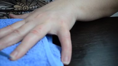 Kadın manikürü. Çivileri dosyalayacağız