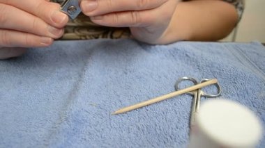 Manikür, çivi hazırlama. Kadın manikür yapıyor.