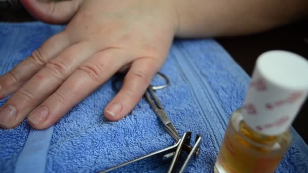 Vrouwelijke Hand Verwijderen Nagels — Stockvideo