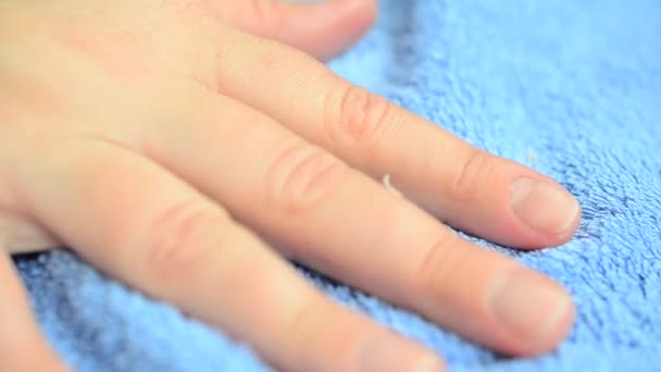 Vrouwelijke Hand Verwijderen Nagels — Stockvideo