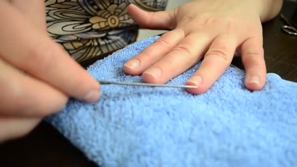 Подшиваем Ногти Чистим Ногти — стоковое видео
