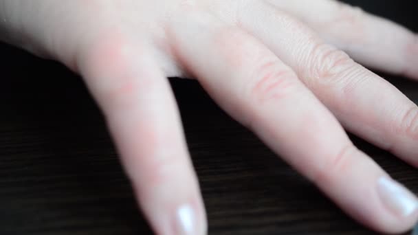 Vernis à ongles. Nous appliquons un vernis sur les ongles 