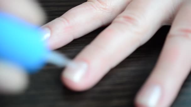 爪を塗ります 女性の手 — ストック動画