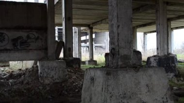 Duvarlar ve toprak. Bitmemiş bitkilerin iç karartıcı gösterisi