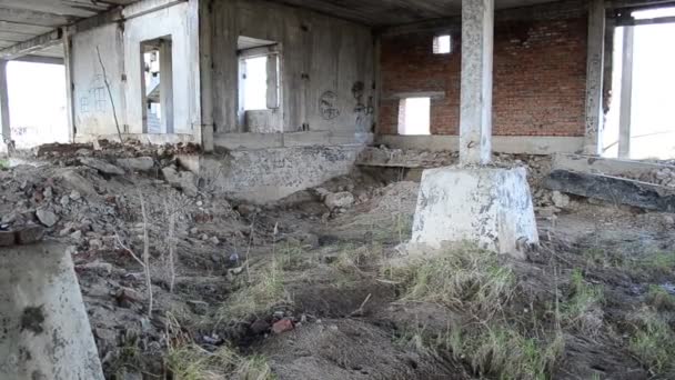 Tir avec direction d'orchestre. Prise de vue d'une installation industrielle inachevée 