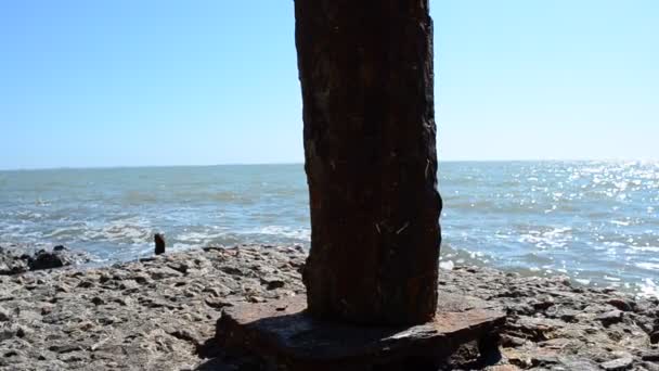 Columna Oxidada Contra Mar Columna Oxidada — Vídeo de stock