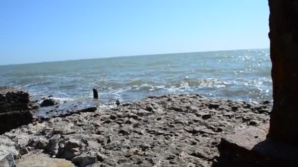 海和柱 金属柱和海洋 — 图库视频影像