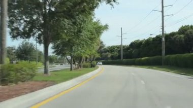 Miami 'ye giden yollar. Miami 'de bir arabanın hareketi