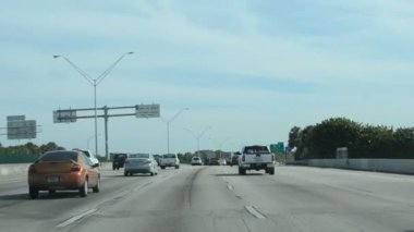 Baharda Miami 'de çekim. Miami Otoyolu ve Gökdelenleri