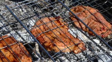 Kafesteki et. Barbekü hazırlama süreci