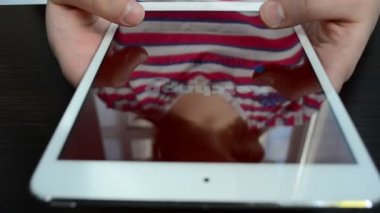 Mini iPad elinde. iPad çalışıyor