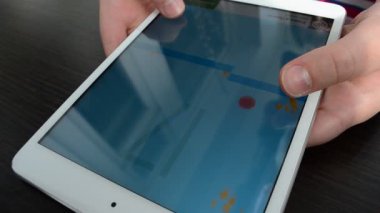 iPad çalışıyor. Mini iPad elinde.