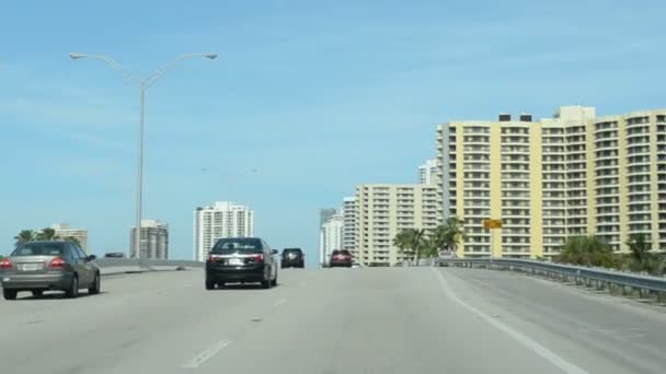 マイアミの高速道路と高層ビル 春のマイアミの撮影 — ストック動画