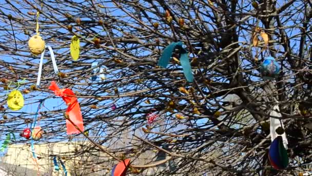 Jouets sur branches. Pâques, l'arbre décoré 