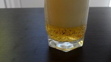 Bira atışı. Bira bardakları doldurur.