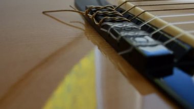 Gitar telleri ve gitar. Gitar çekimi.
