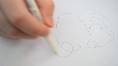 Kadın portresi. Zamanın gerçek modunda bir yaprağın üzerine çizim yapmak
