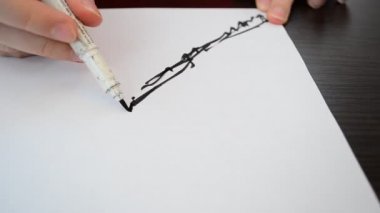 Bir plaj, palmiye ağaçları ve şemsiyeler çizeriz. Zamanın gerçek modunda bir yaprağın üzerine çizim yapmak