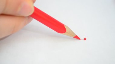 Kırmızı kalem. Kalem kırılır.