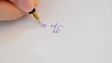 Mektup yazıyoruz. Tutma ve kağıt