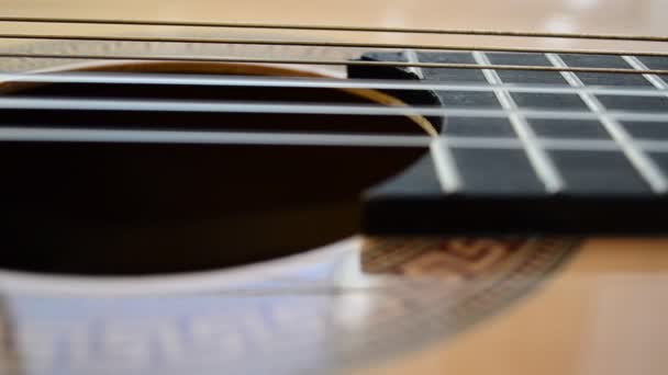 Guitarra Una Mesa Guitarra Clásica — Vídeos de Stock