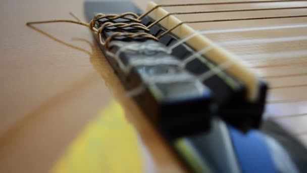 クラシックギター テーブルの上のギター — ストック動画