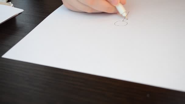 Düşünceler Kafanın Içinde Kağıt Üzerine Çizim — Stok video