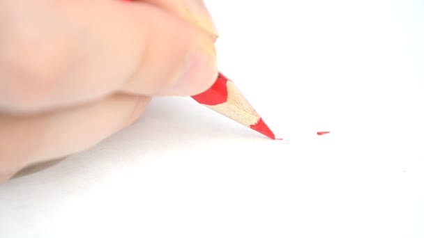 On casse un crayon. Crayon rouge et papier 