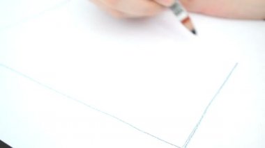 Bir futbol sahası çiziyoruz. Kağıt üzerine çiziyoruz.