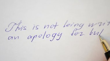 Yaprağın üzerindeki yazı. Harf el yazısı