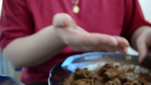 Bolos Nas Mãos Cozinheiro Moldamos Uma Forma Bolo — Vídeo de Stock