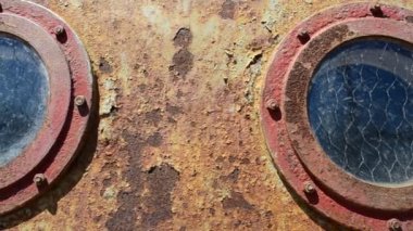 Çok paslı eski bir gemi, dökümü. Paslı gemideki pencereler