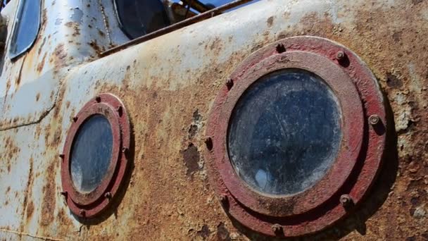 生锈的船上的窗户非常生锈的老船 — 图库视频影像
