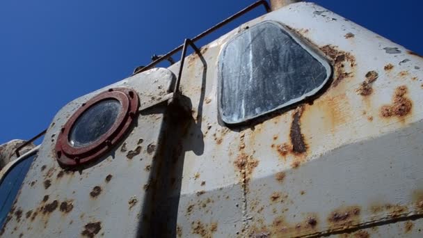 錆びた船のドアとデッキ ゴミ捨て場の錆びた船 — ストック動画
