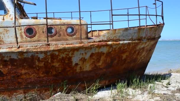 Πλοίο Μια Χωματερή Πυροβολώντας Την Άνοιξη Κατάστρωμα Του Σκουριασμένου Πλοίου — Αρχείο Βίντεο