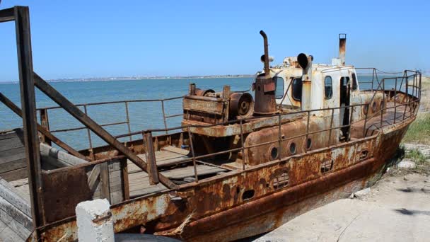 船靠岸生锈的船 — 图库视频影像