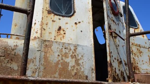 生锈的船上岸的船 — 图库视频影像