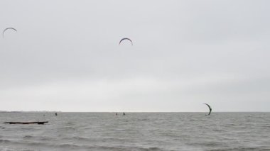 Gökyüzündeki yelkenlerin hareketi. Gökyüzüne doğru yelken açar