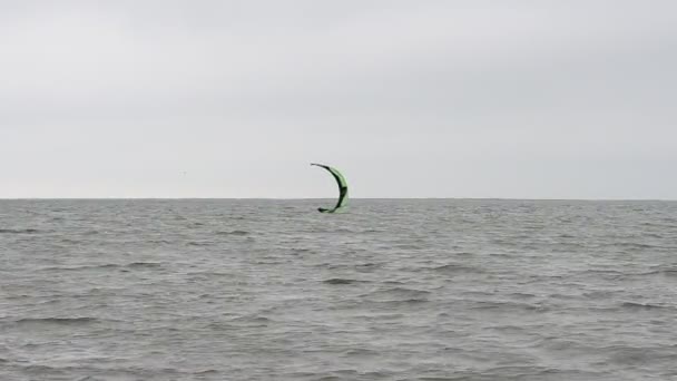 Zee Wind Rijden Een Plank Onder Een Zeil — Stockvideo