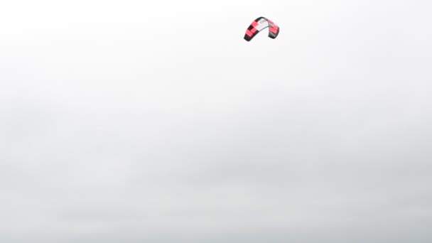 Rijden Een Plank Onder Een Zeil Zee Wind — Stockvideo