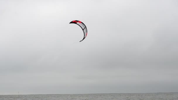 Guidare Una Tavola Sotto Una Vela Skysurfing Nel Tempo Ventoso — Video Stock