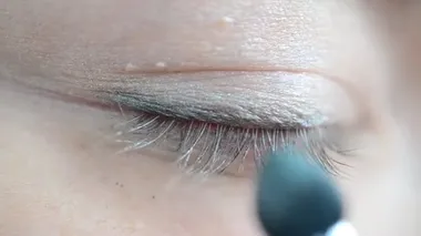 Gözlerimize gölgeler süreriz. Gözler ve kadın