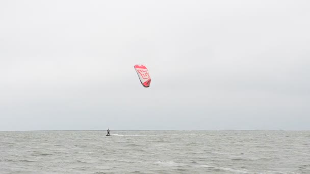 云彩和运动员 在空中航行 — 图库视频影像