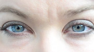 Görünüşü değişik ruh hallerini yansıtıyor. Kadın görünüşü.