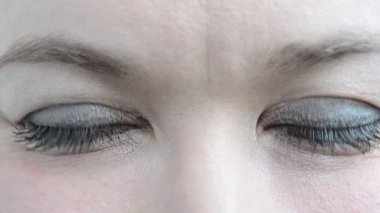 Kadın bakışı. Görünüşü değişik ruh hallerini yansıtıyor.