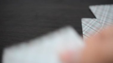 Kart oyunu. Kartlar oynanıyor