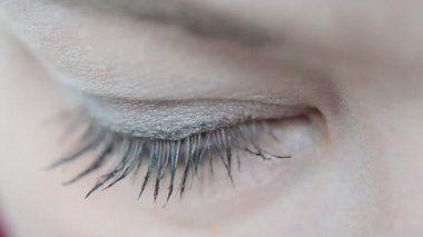 Gözler ve bak. Güzel gözler.