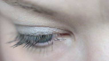 Bak ve gör. Kadın gözü.