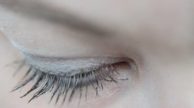 Dişi gözü. Bak ve gör.