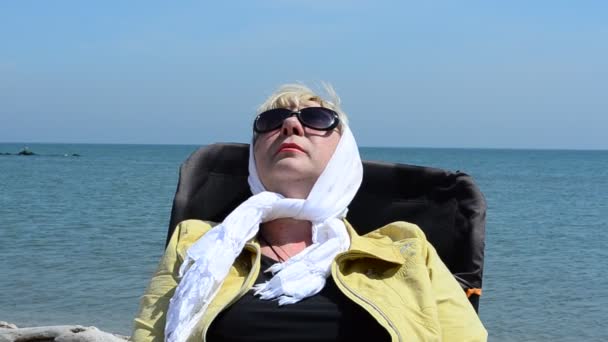 Shooting Ashore Sea Wind Woman Scarf Chair Sea — Stock Video